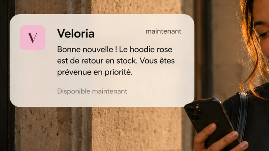 Une cliente reçoit l'alerte qui annonce le retour en stock de l'article qu'elle attendait